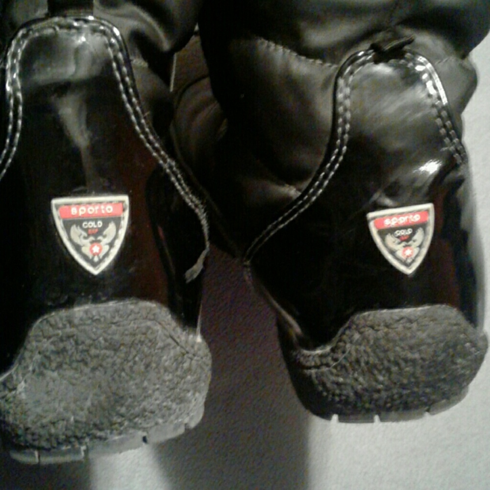 Black snow boots